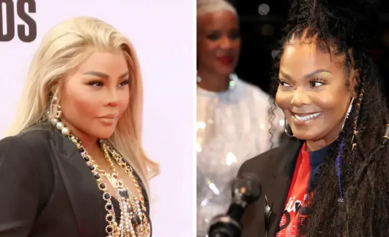  Lil Kim Goes Emotional While Giving Janet Jackson Her Flowers: “This Is The Queen”